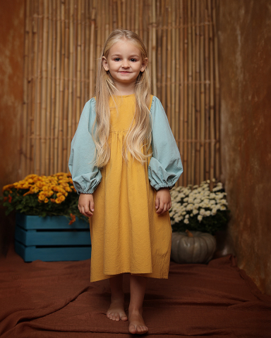 Rochiță fete, galben ocru, maneci lungi albastru, model oversize, lungime midi