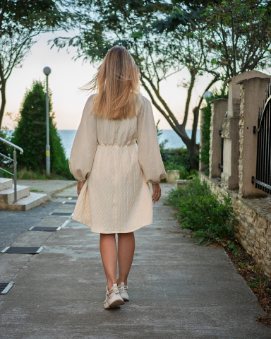 Rochie femei, midi, dinmuselina, culoare crem, talie cambrata [2]
