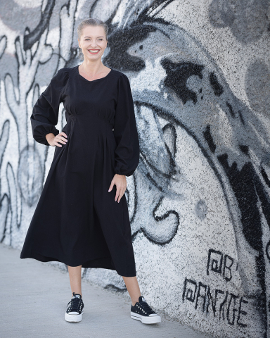 Rochii - Rochie lunga, din panza topita neagra, maneci lungi, marcata pe talie