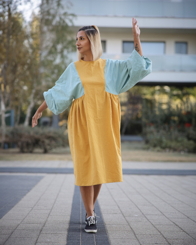 Rochie oversize, galben ocru cu maneci albastru scandinav, lungime medie, maneci largi si lungi [2]