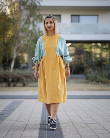 Rochii - Rochie oversize, galben ocru cu maneci albastru scandinav, lungime medie, maneci largi si lungi