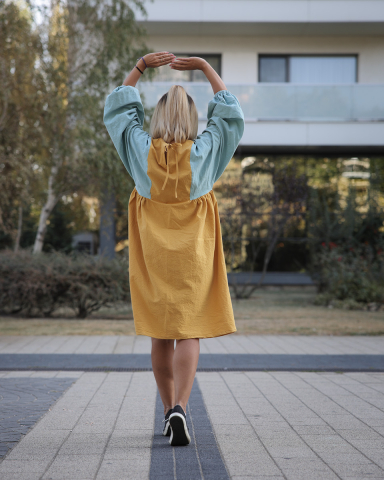 Rochie oversize, galben ocru cu maneci albastru scandinav, lungime medie, maneci largi si lungi [1]