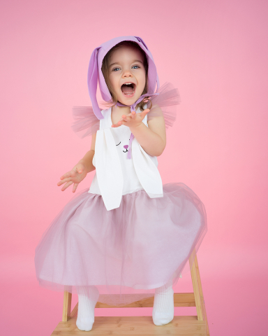 Rochie iepuras, culoare alb si lila, urechi cu iepuras, fustita cu tulle, volane din tulle pe bretele
