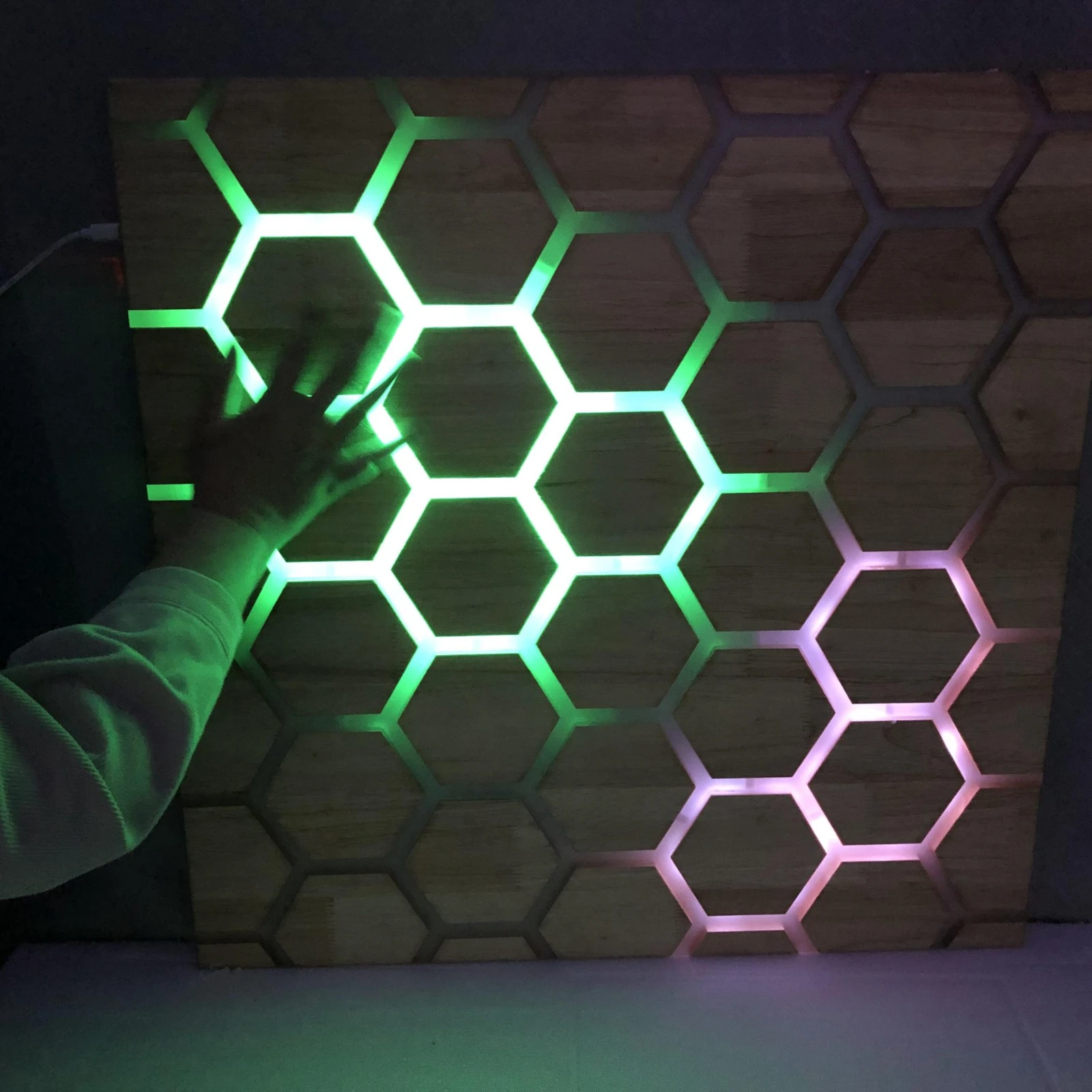 Panou interactiv tactil fagure, montat pe perete [3]