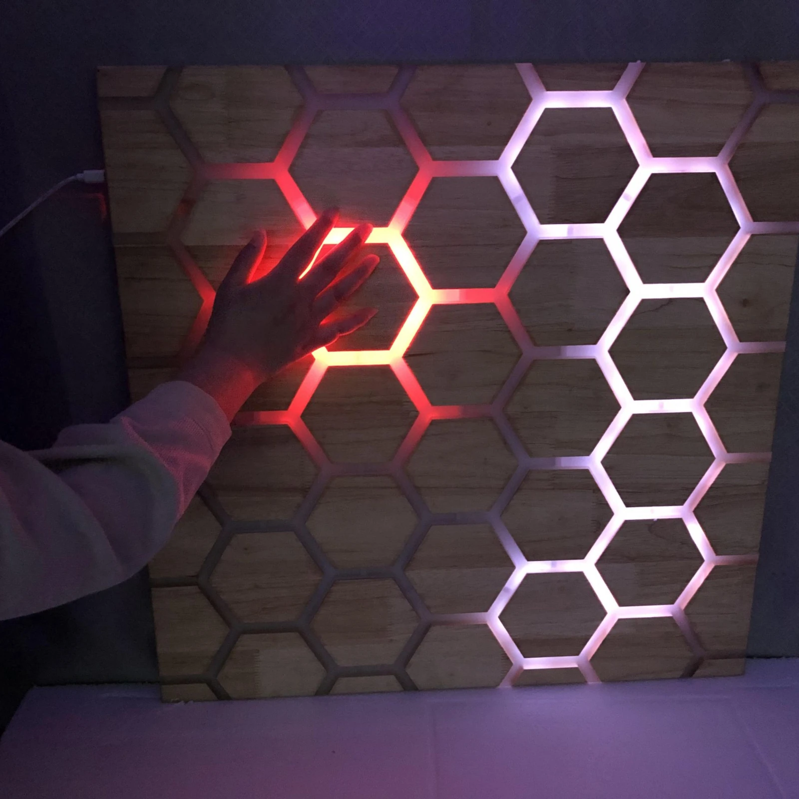 Panou interactiv tactil fagure, montat pe perete [4]