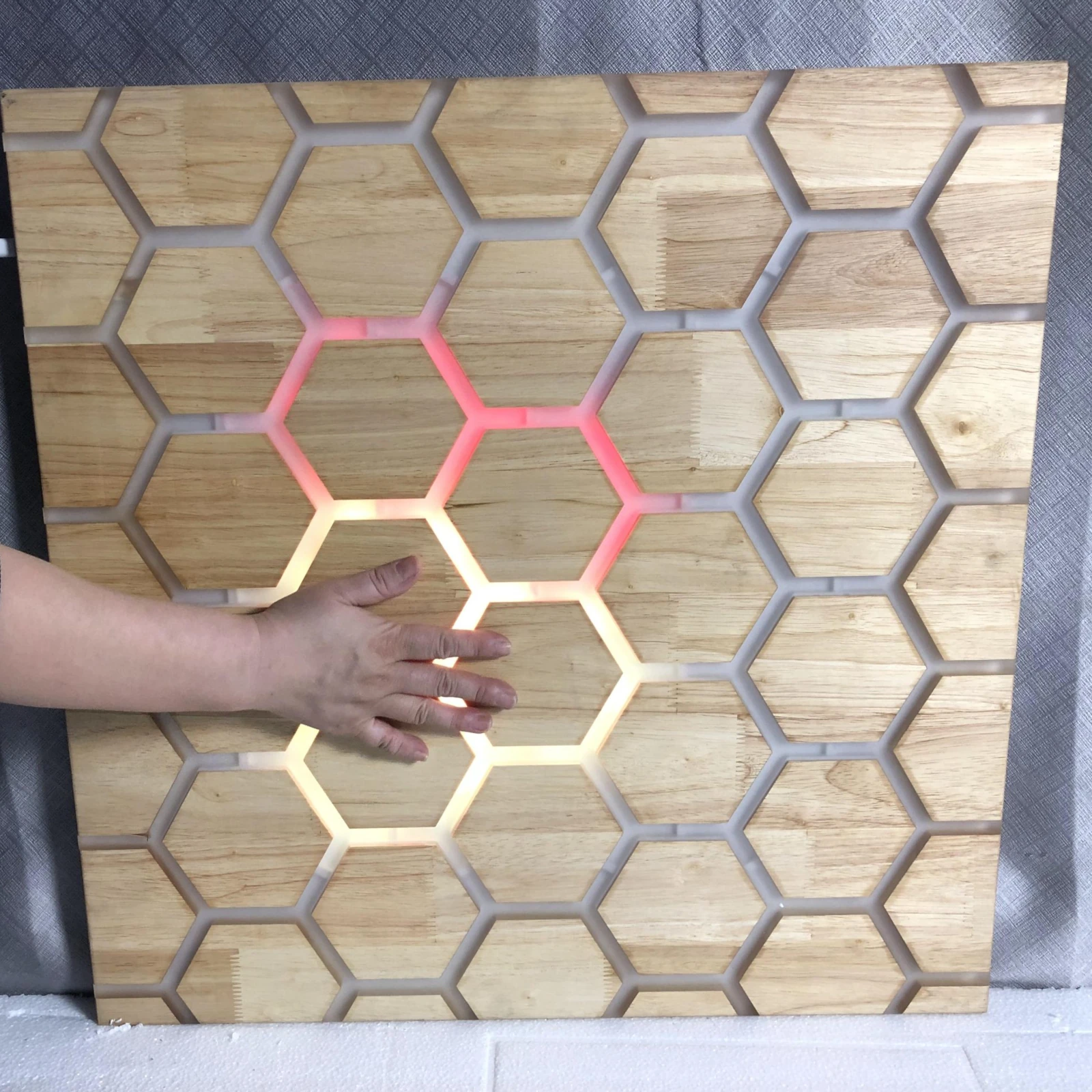 Panou interactiv tactil fagure, montat pe perete [2]