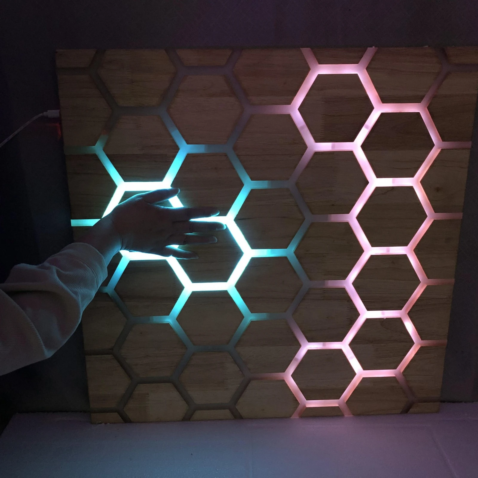 Panou interactiv tactil fagure, montat pe perete [7]