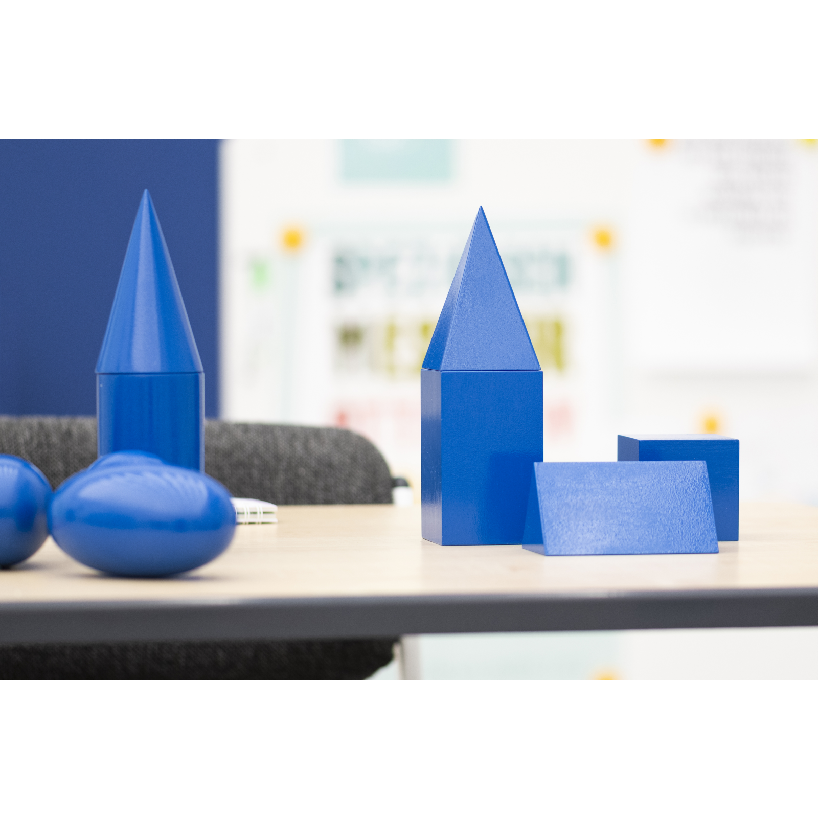 Corpuri geometrice albastre conform metodei Montessori [5]