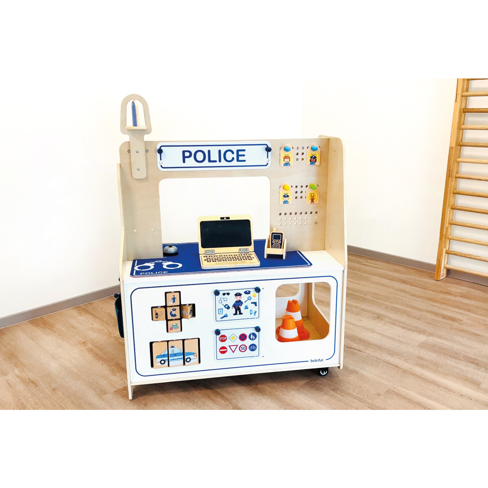 Secția dublă: pompierii și poliția [10]