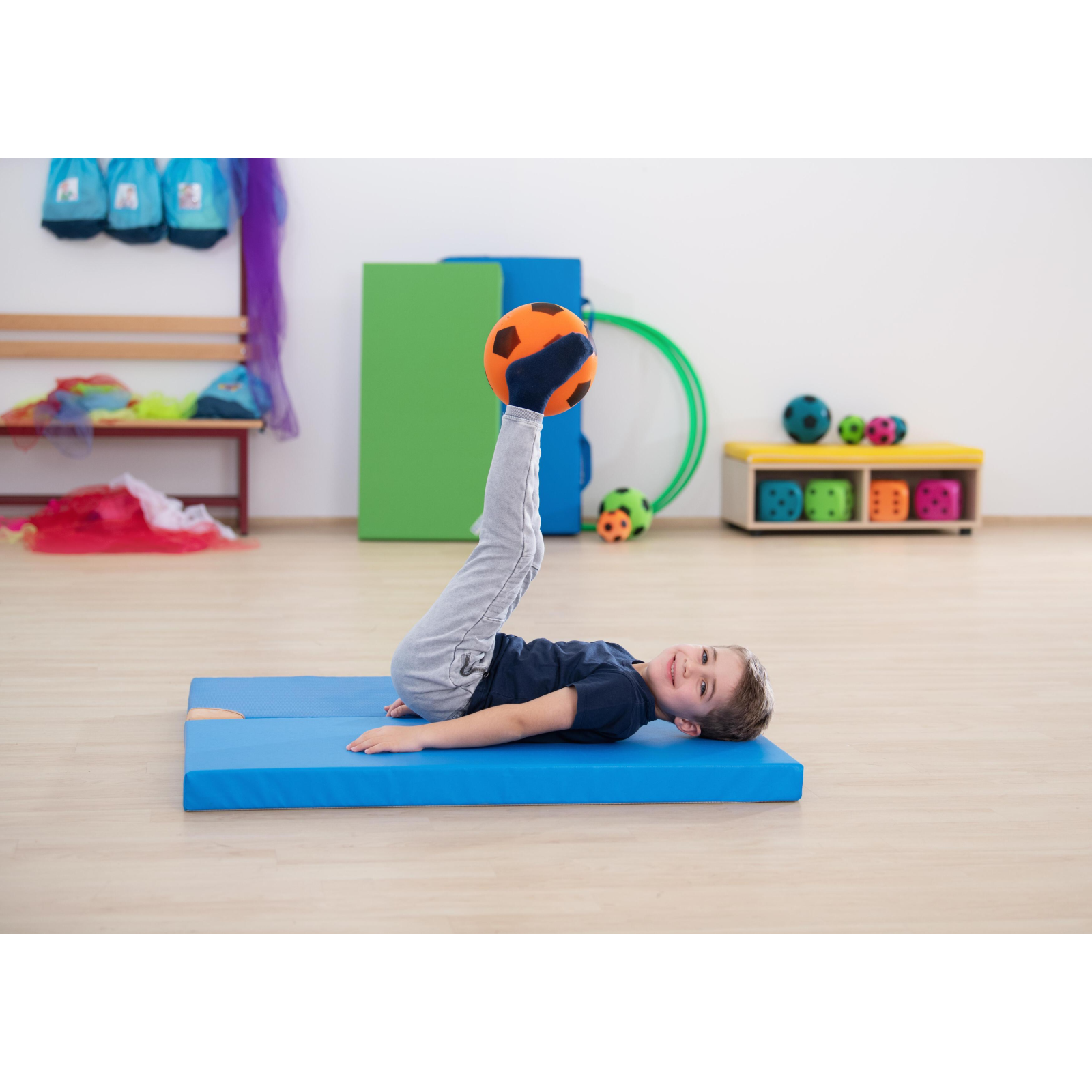Set de 4 mingi din spumă solidă, cu diametrul de 19,4 cm [8]