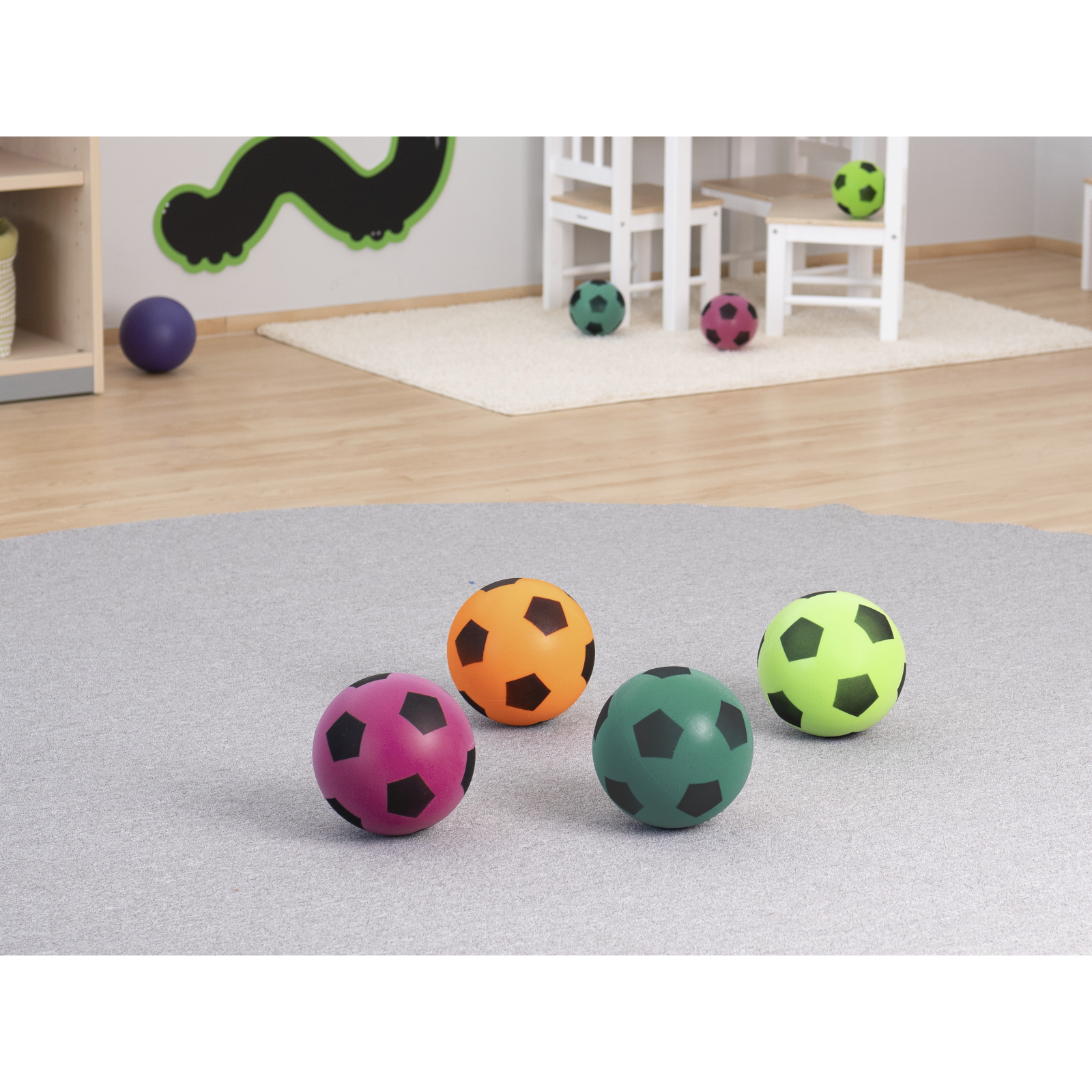 Set de 4 mingi din spumă solidă, cu diametrul de 19,4 cm [7]