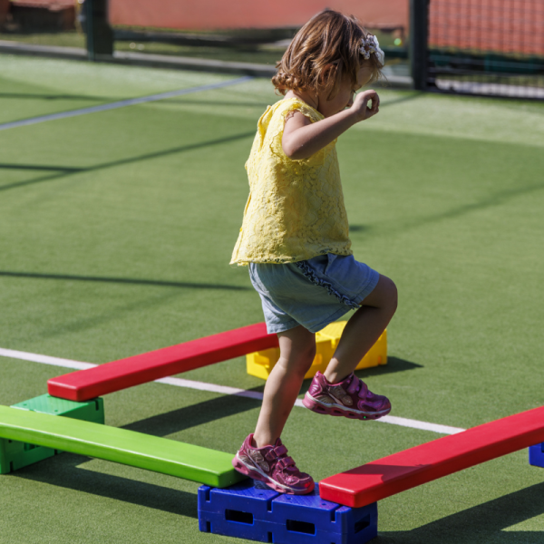 Traseu psihomotric senzorial cu plăci și blocuri [8]