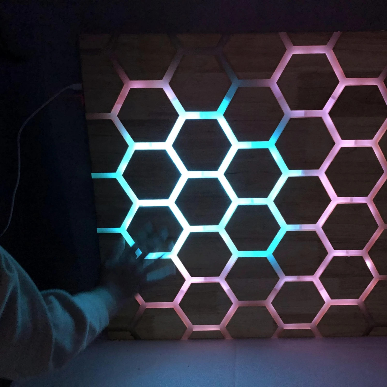 Panou interactiv tactil fagure, montat pe perete [7]