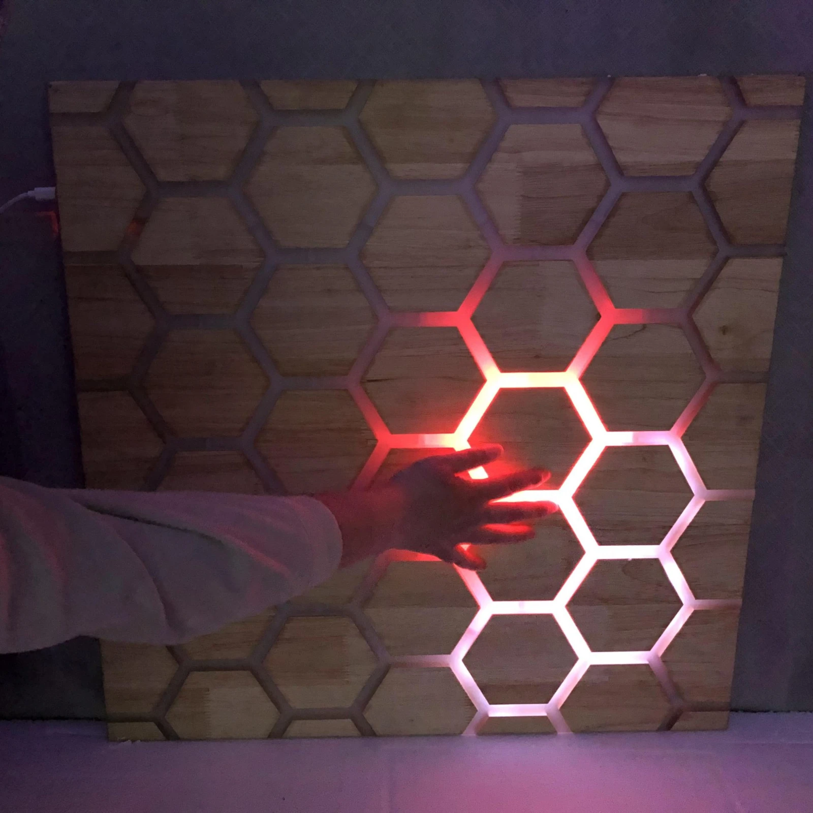 Panou interactiv tactil fagure, montat pe perete [4]