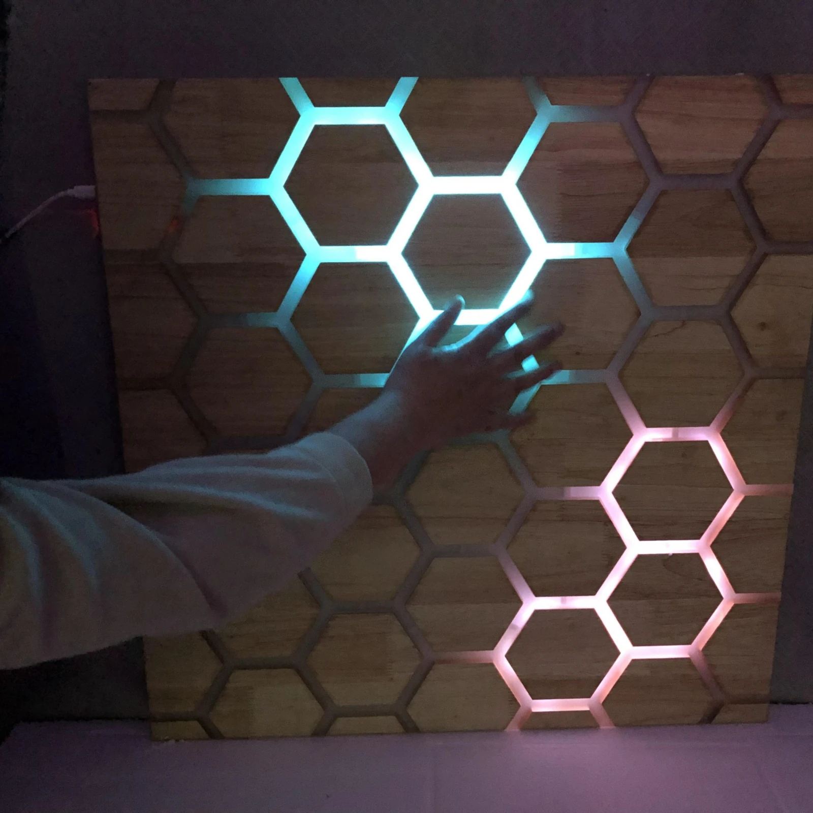 Panou interactiv tactil fagure, montat pe perete [5]