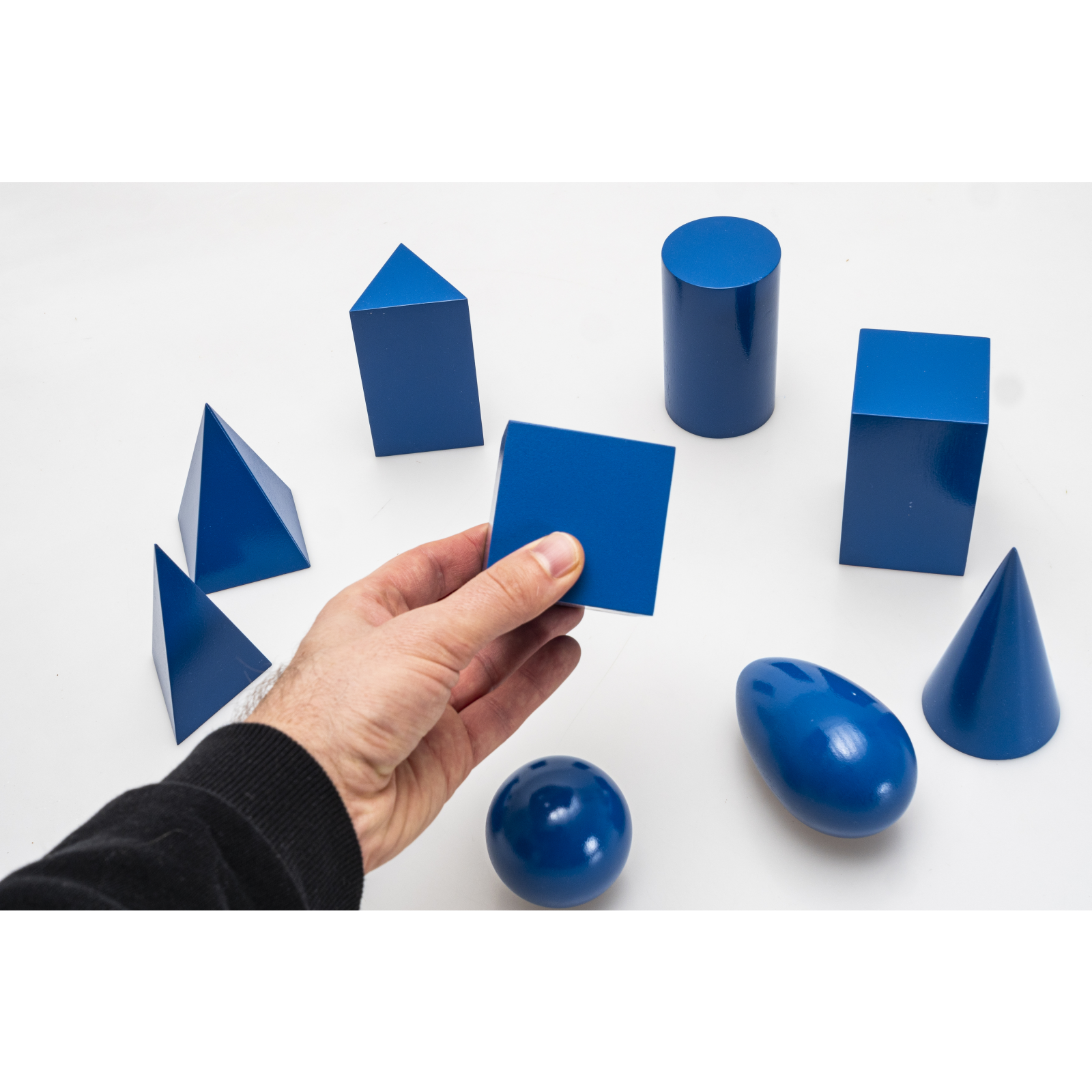 Corpuri geometrice albastre conform metodei Montessori [1]
