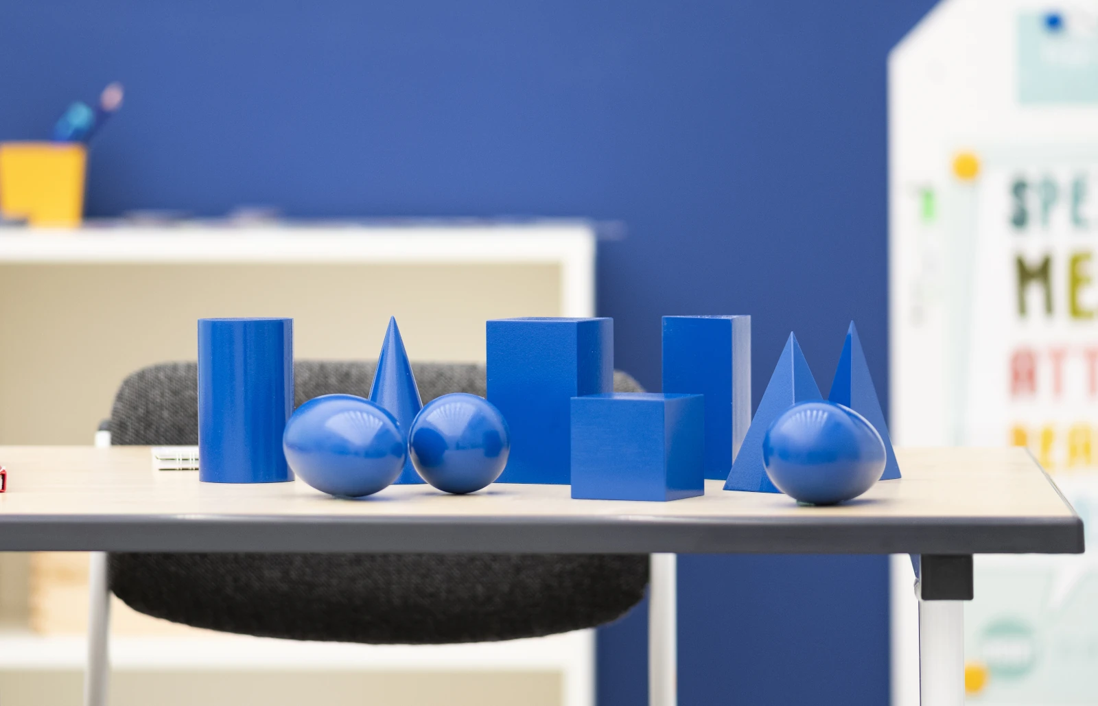 Corpuri geometrice albastre conform metodei Montessori [5]