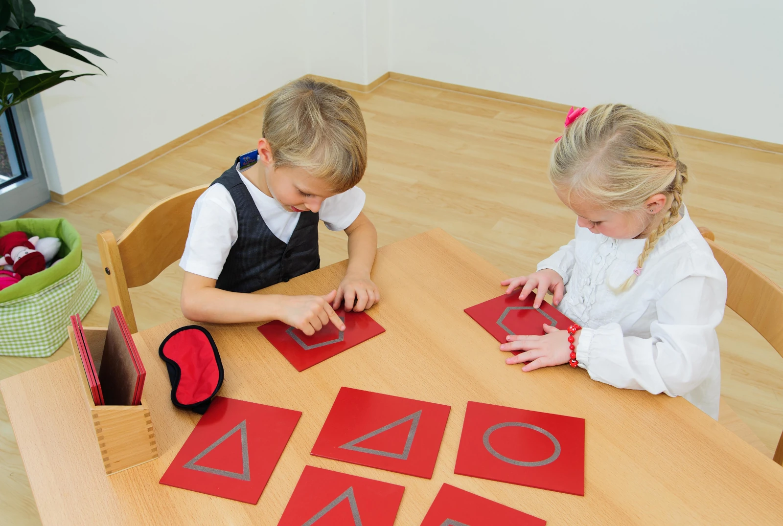 Plăci tactile și tactile în cutie de depozitare - forme geometrice [9]