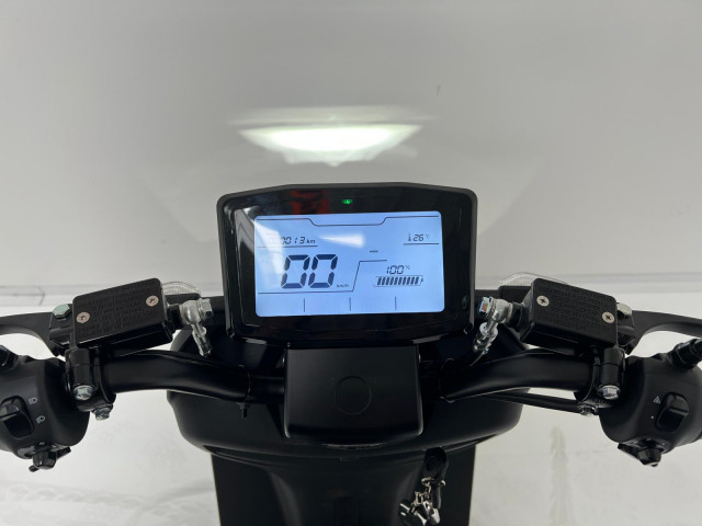 E‑Scooter Alfarad AT1 72V / 2 kW / 45kmh – Electric, înmatriculabil cu autonomie de până la 100 km [6]