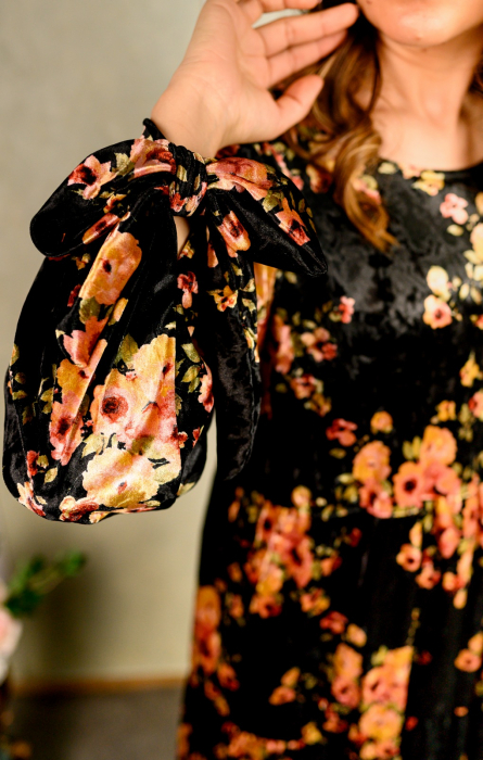 Rochie Scurtă Din Catifea Neagră Cu Floricele [5]
