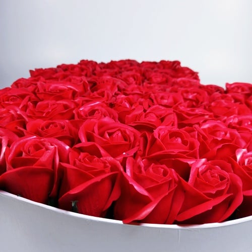 Aranjament cu 65 trandafiri de sapun, tip inima, Rosu [3]