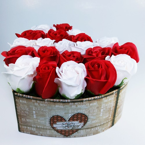 Aranjament cu 21 trandafiri de sapun, tip inima, Alb, Rosu [1]