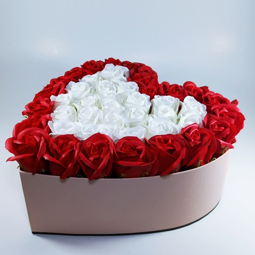 Aranjament cu 45 trandafiri de sapun, tip inima, Rosu, Alb [1]