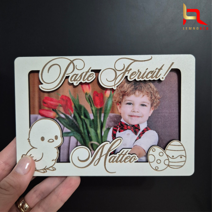 Decoratiune personalizata de Paste din lemn cu magnet – Rama foto gravata “Paste fericit!” cu nume personalizat [3]