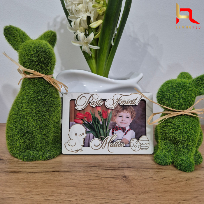 Decoratiune personalizata de Paste din lemn cu magnet – Rama foto gravata “Paste fericit!” cu nume personalizat [2]