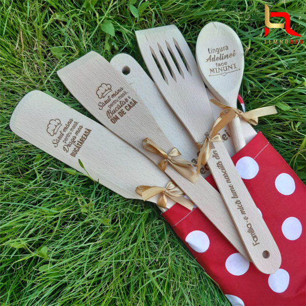 Set tocator personalizat si 4 ustensile de bucatarie [2]