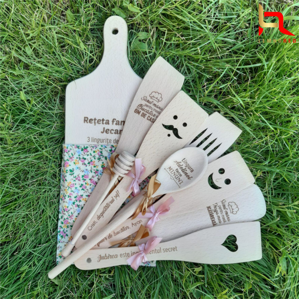 Set tocator personalizat si 8 ustensile [6]