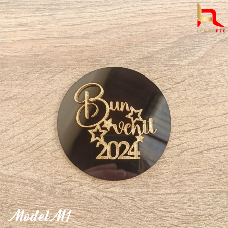 Accesoriu tort din plexiglas + aplicatie lemn "Bun venit 2024!" [1]