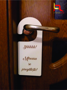 Accesorii nunta - Agatatoare usa Mirele se pregateste/Mireasa se pregateste