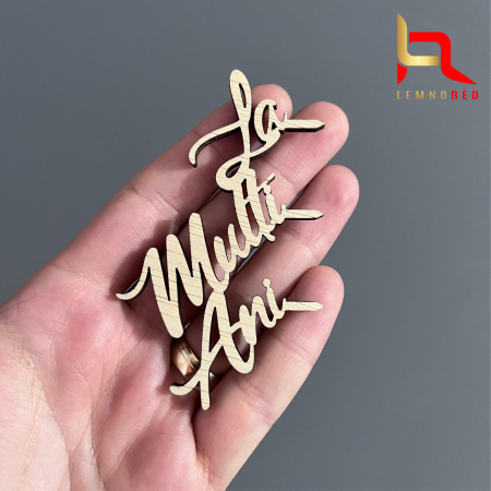 PRODUSUL LUNII - Aplicatie laterala tort „La multi ani” din lemn – decor aniversar pentru marginea tortului