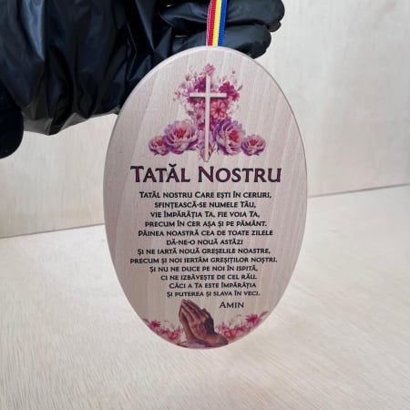 Religioase - Decoratiune ovala din lemn, prindere in cui, cu textul Sfant "Tatal Nostru"