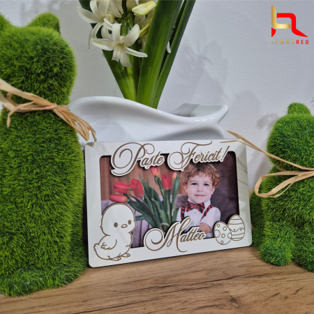 Decoratiuni Paste - Decoratiune personalizata de Paste din lemn cu magnet – Rama foto gravata “Paste fericit!” cu nume personalizat