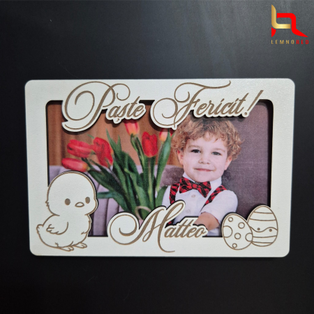 Decoratiune personalizata de Paste din lemn cu magnet – Rama foto gravata “Paste fericit!” cu nume personalizat [3]