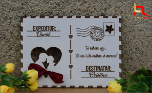 Cadouri indragostiti - Felicitare personalizata din lemn LOVE