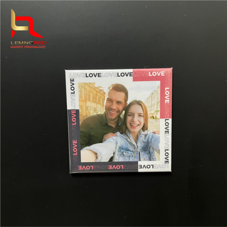 Magneti personalizati - Magnet "LOVE" Personalizat – Un Cadou Special pentru Cuplurile Care Se Iubesc