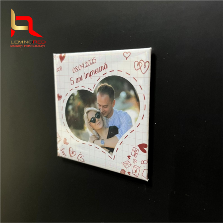 Magnet Personalizat pentru Indragostiti –  Mesajul „X Ani Impreuna” + data [1]