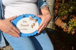 Accesorii botez - Placuta decorativa Baby is coming si litere decorative din lemn