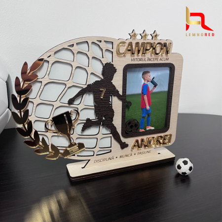 Ramă foto personalizată din lemn – Fotbal „Campion” cu nume și poză copil [1]