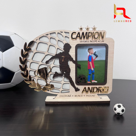 Copii - Ramă foto personalizată din lemn – Fotbal „Campion” cu nume și poză copil
