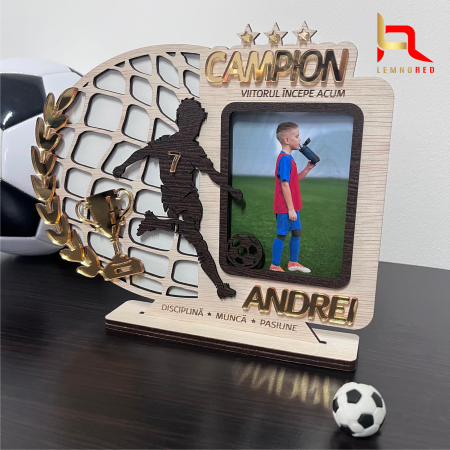 Ramă foto personalizată din lemn – Fotbal „Campion” cu nume și poză copil [2]