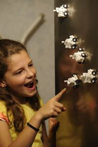 Masinuta antigravitationala Zero-gravity Fridge Rover, KidzLabs [3]