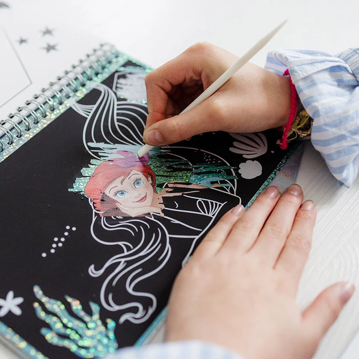 Set creativ de razuit si colorat Editie Aniversara Disney 100 de ani [7]