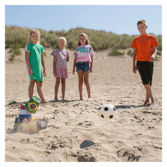 Soccer Tins, suteaza si doboara cutiile [11]