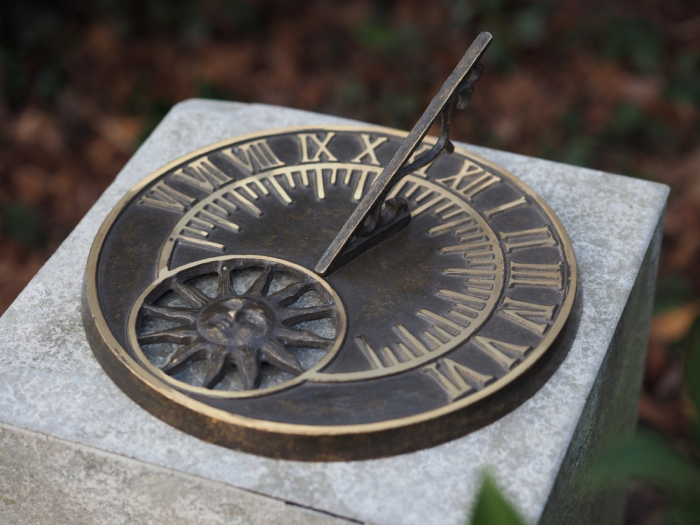 Cadran solar, Bronz, 10 x 26 x 26 cm [1]