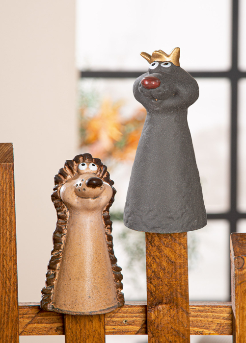 Figurina de gard, „Robert & Reiner”, motiv cartita, ceramica, maro, PU 4, 2 asortate, L. 11 cm, H 20,3 cm, A. 8,5 cm [1]