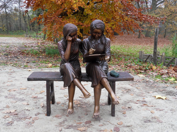Statuie 2 fete care citesc stand pe o banca, Bronz, 100 X 64 X 102 cm